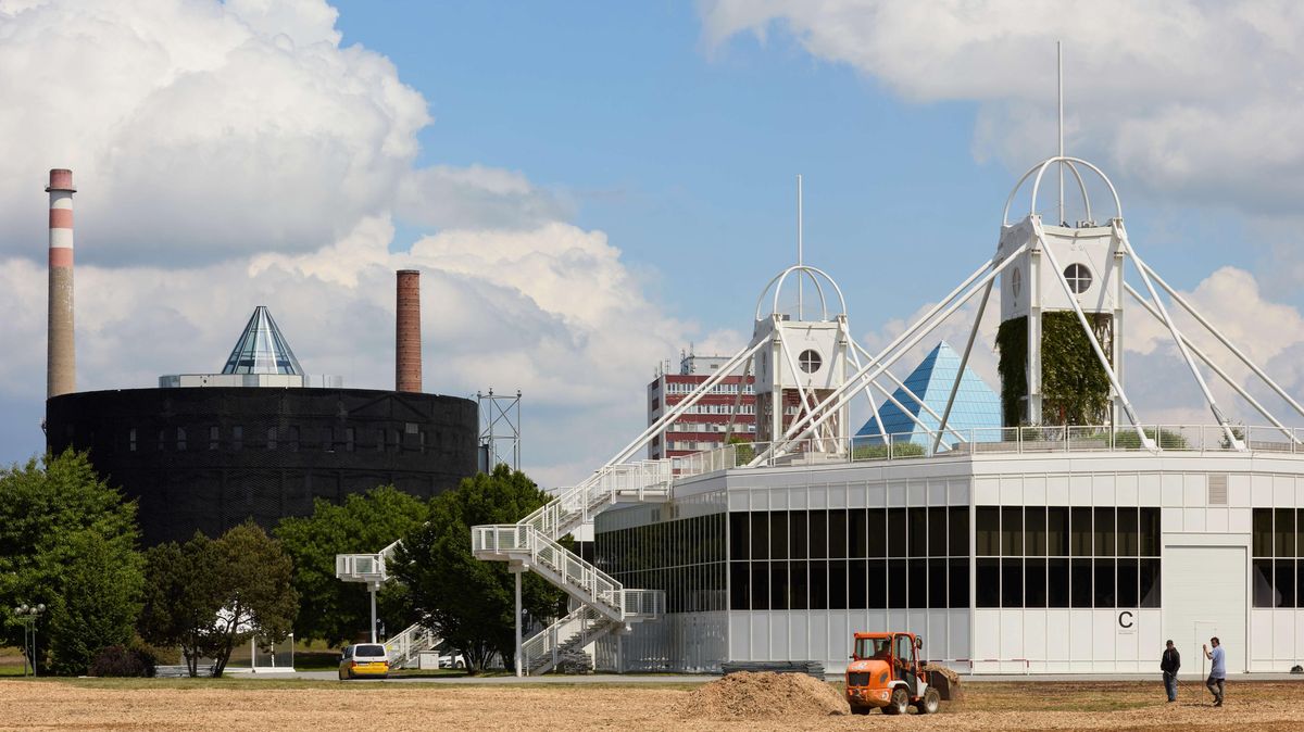 Devadesátky v pražské architektuře: nová kvalita i kýče jako z diskotéky